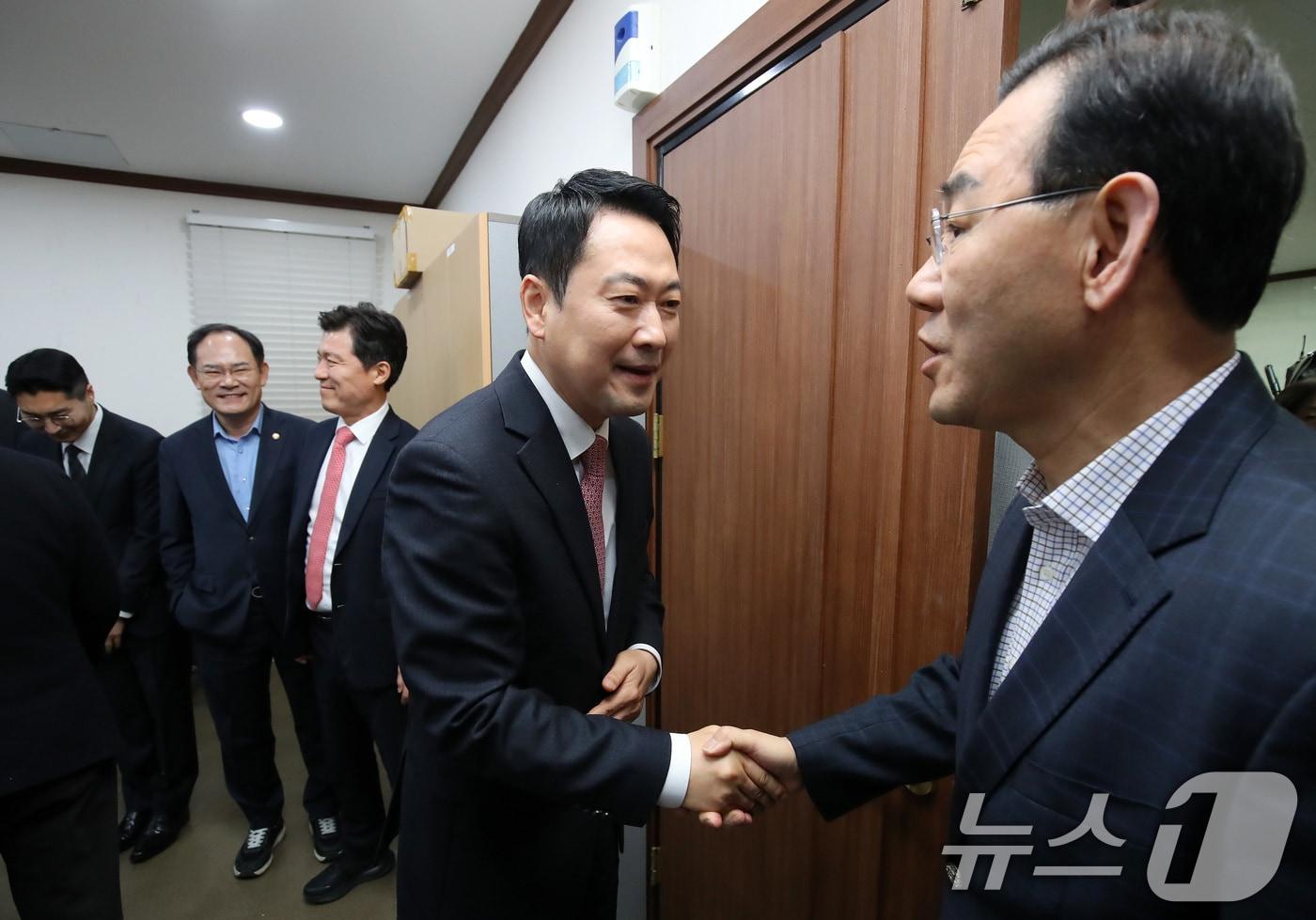 본문 이미지 - 장동혁(왼쪽) 국민의힘 대표가 22일 오전 대구 수성구 국민의힘 대구시당에서 열린 간담회에 참석해 주호영 의원과 인사 나누고 있다. ⓒ 뉴스1 공정식 기자