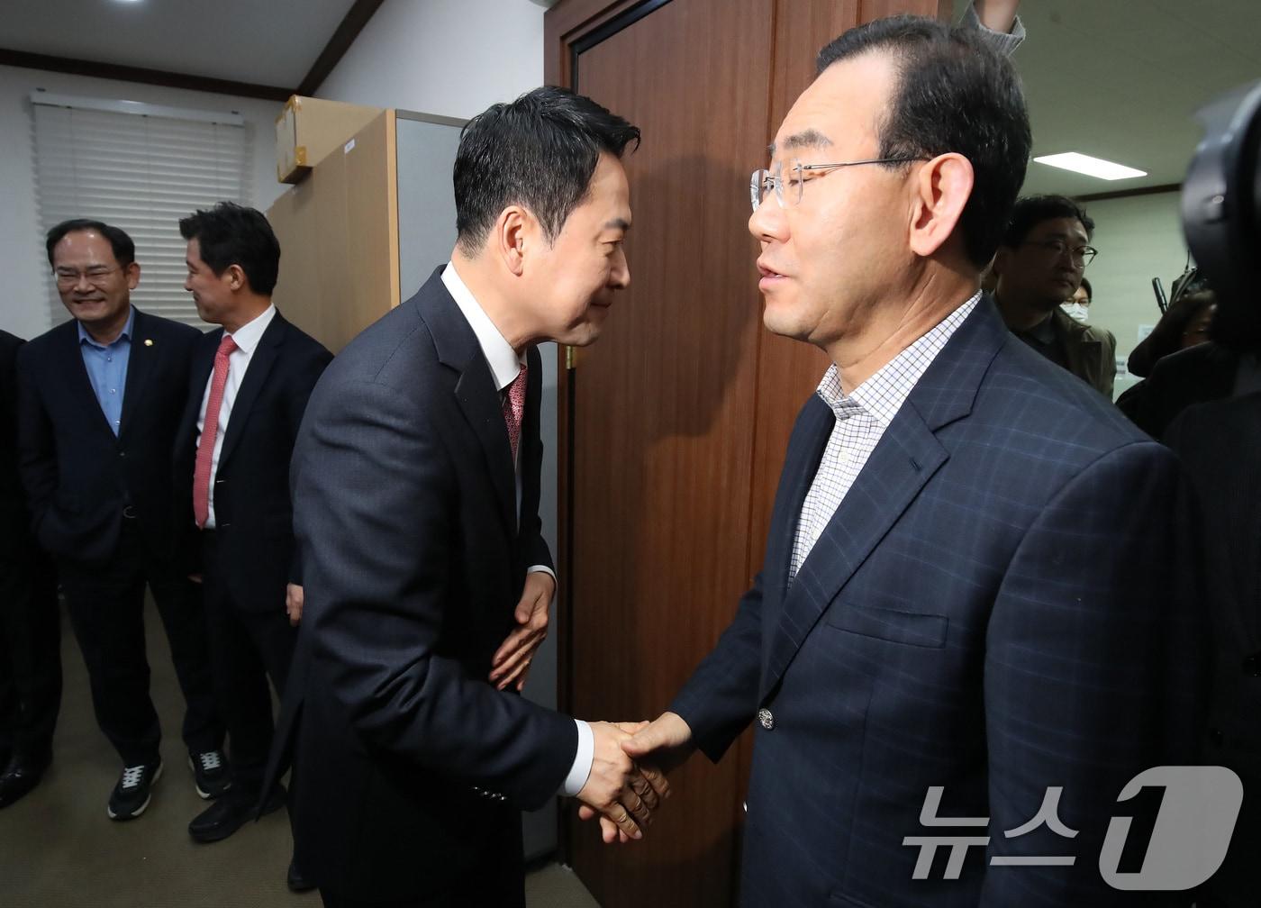 본문 이미지 - 장동혁(왼쪽) 국민의힘 대표가 22일 오전 대구 수성구 국민의힘 대구시당에서 열린 간담회에 참석해 주호영 의원과 인사 나누고 있다. 2026.3.22 ⓒ 뉴스1 공정식 기자