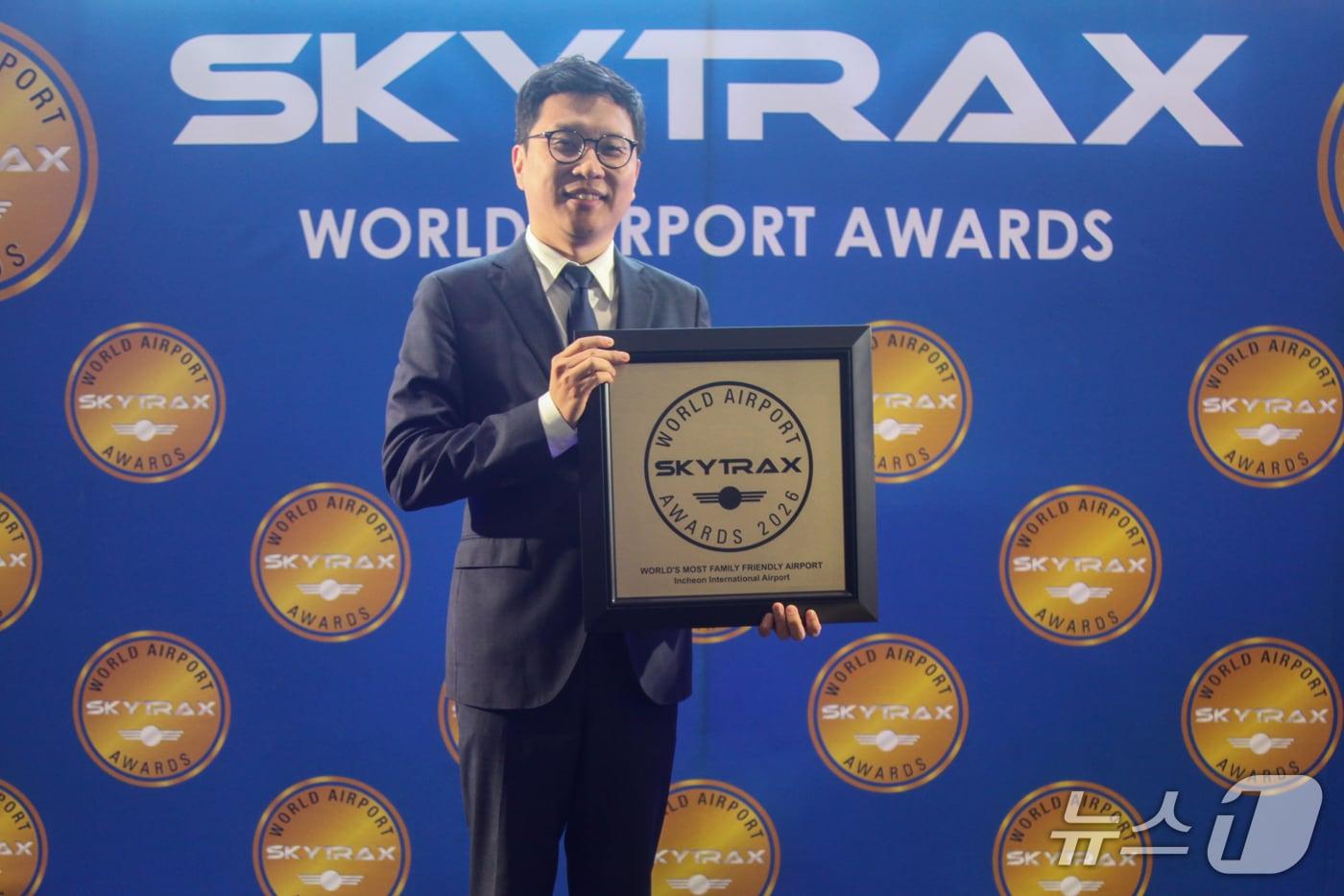 본문 이미지 - 18일 오후(현지 시각) 영국 런던에서 열린 '2026 월드 에어포트 어워즈(2026 World Airport Awards)'에서 임훈 운영기획팀장이 ‘세계 최우수 가족친화 공항상(World's Most Family Friendly Airport)’을 수상한 후 기념촬영을 하고 있다.(인천공항공사 제공. 재배포 및 DB금지)2026.3.22/뉴스1