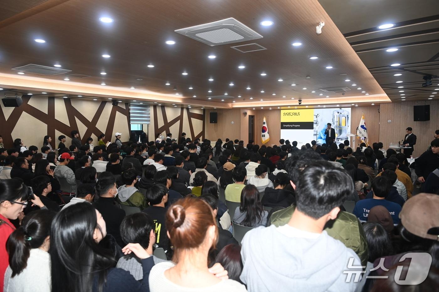 본문 이미지 - 연수구는 지난 20일 구 제2청사에서 싸토리우스코리아바이오텍과 공동으로 '바이오 일자리 설명회'를 개최했다.(연수구 제공. 재배포 및 DB금지)2026.3.22/뉴스1