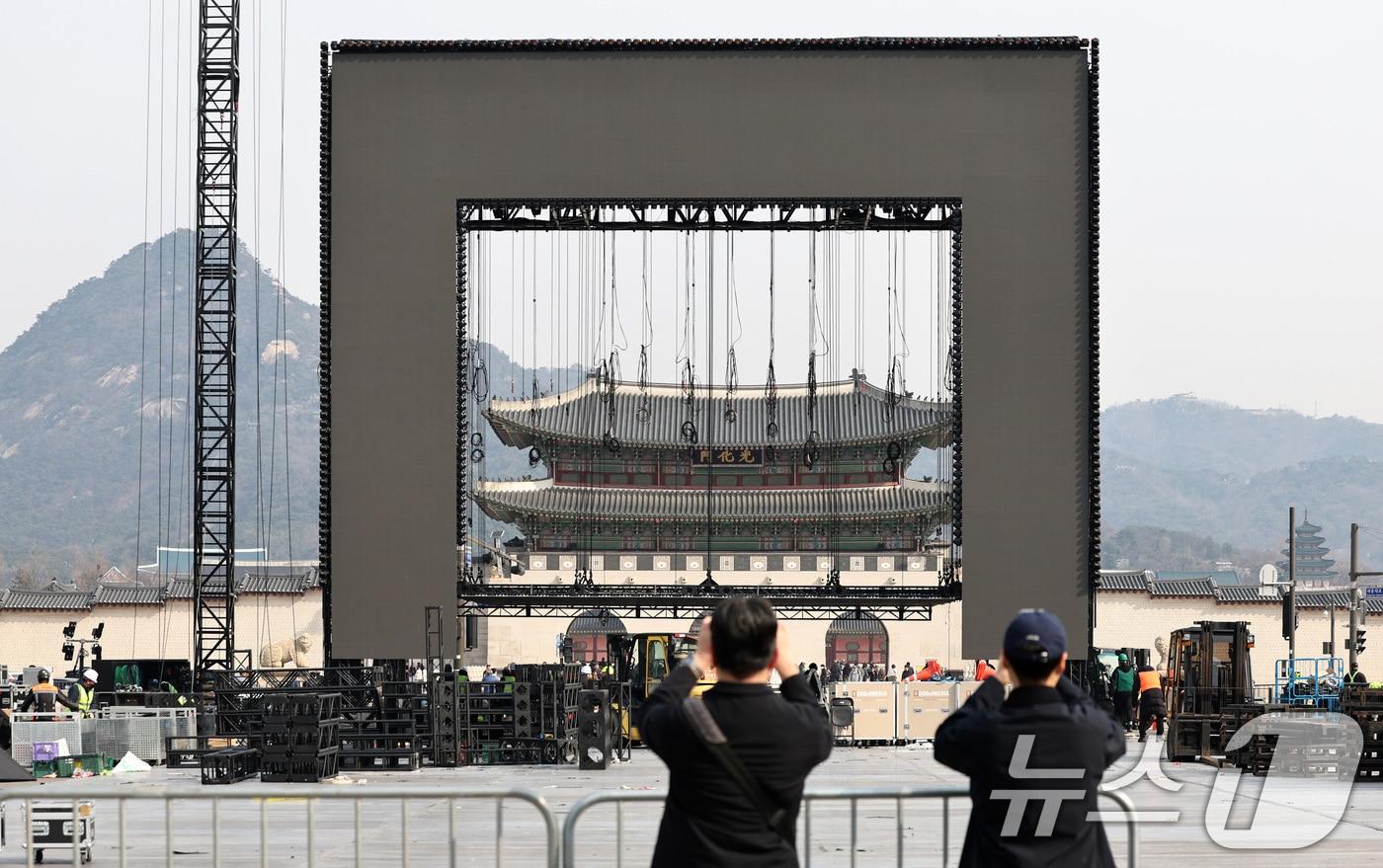 본문 이미지 - 22일 방탄소년단(BTS) 방탄소년단 컴백 공연을 마친 서울 광화문광장에서 관계자들이 무대를 정리하고 있다. 2026.3.22 ⓒ 뉴스1 최지환 기자