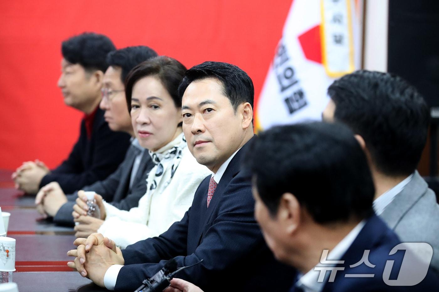 본문 이미지 - 장동혁 국민의힘 대표가 22일 오전 대구 수성구 국민의힘 대구시당에서 지역 의원들과 가진 비공개 연석회의에서 인사말을 하고 있다. 2026.3.22 ⓒ 뉴스1 공정식 기자