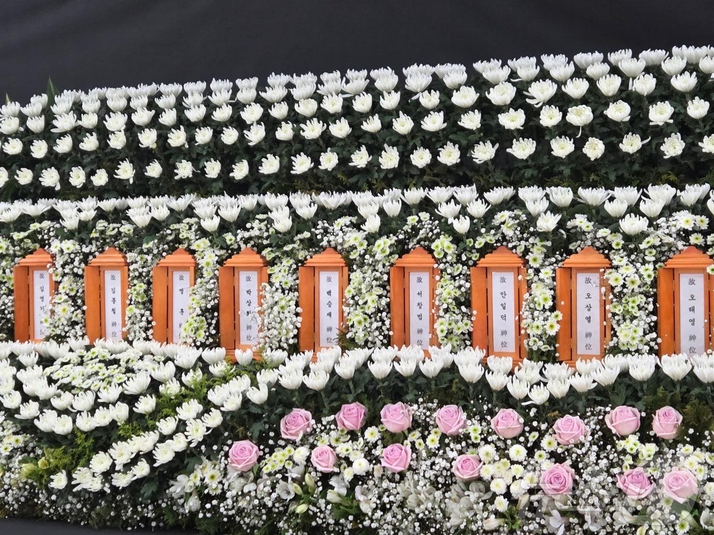 본문 이미지 - 지난 20일 대전 대덕산업단지 자동차 부품 공장에서 불이 나 14명이 숨진 가운데, 22일 대전시청 1층에 사망자 합동분향소가 마련됐다. 2026.3.22 ⓒ 뉴스1 김종서 기자