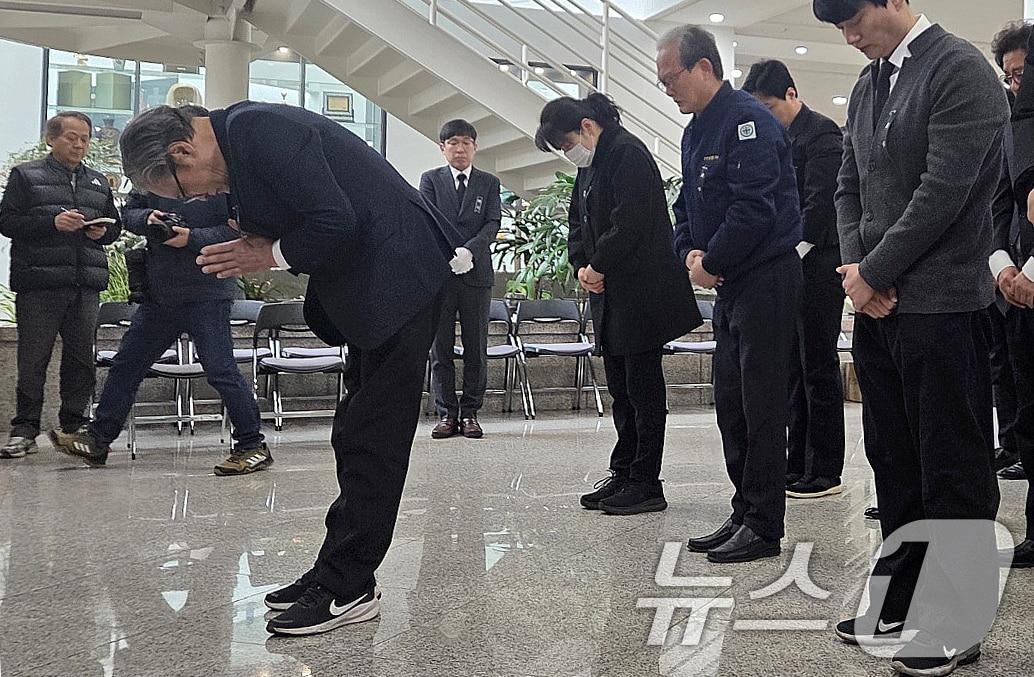 본문 이미지 - 손주환 안전공업 대표(왼쪽)와 임직원들이 22일 오전 10시30분 대전시청 1층에 마련된 공장 화재 사망자 합동분향소에서 묵념하고 있다. 2026.3.22 ⓒ 뉴스1 김종서 기자