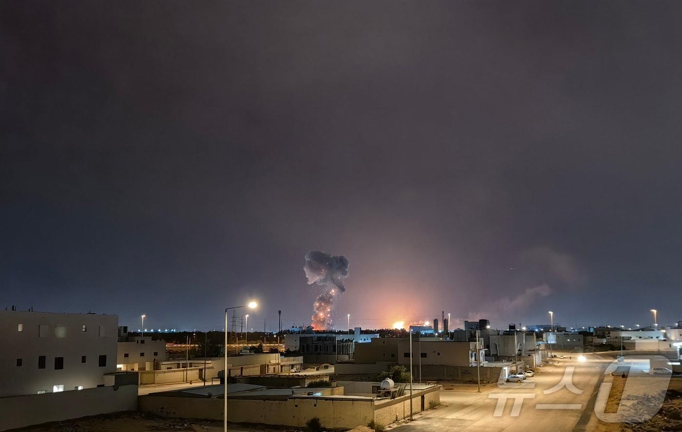 본문 이미지 - 사우디아라비아 리야드에서 발생한 폭발 장면이다. 사우디 국방부는 리야드를 향해 발사된 탄도 미사일 8발을 사우디 방공망이 요격했다고 발표했다. 2026.03.18 ⓒ 신화=뉴스1