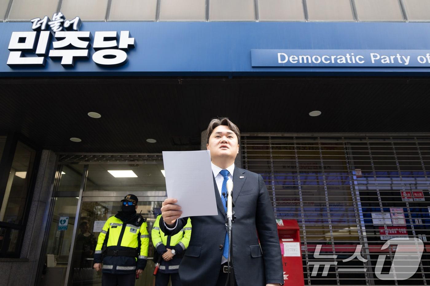 본문 이미지 - 더불어민주당 성남시장 경선에서 컷오프(공천배제) 된 김지호 전 대변인이 지난 22일 서울 여의도 중앙당사 앞에서 기자회견을 열고 단수 공천된 김병욱 당 성남시장 후보에 대한 재검증을 촉구하고 있다. 2026.3.22 ⓒ 뉴스1 이승배 기자