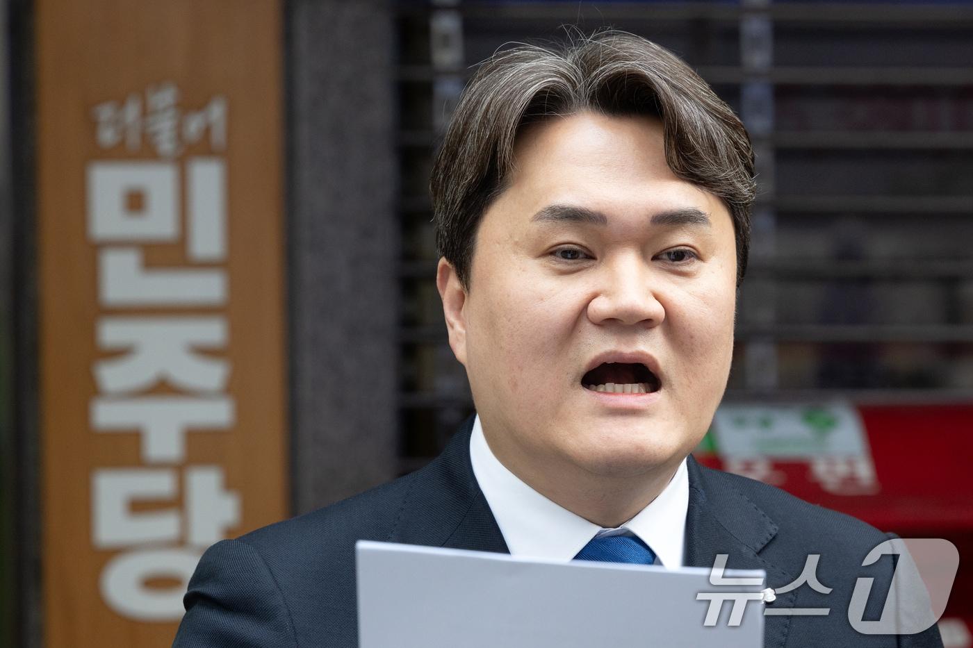 본문 이미지 - 더불어민주당 성남시장 경선에서 컷오프(공천배제) 된 김지호 전 대변인이 지난 22일 서울 여의도 중앙당사 앞에서 기자회견을 열고 단수 공천된 김병욱 당 성남시장 후보에 대한 재검증을 촉구하고 있다. 2026.3.22 ⓒ 뉴스1 이승배 기자