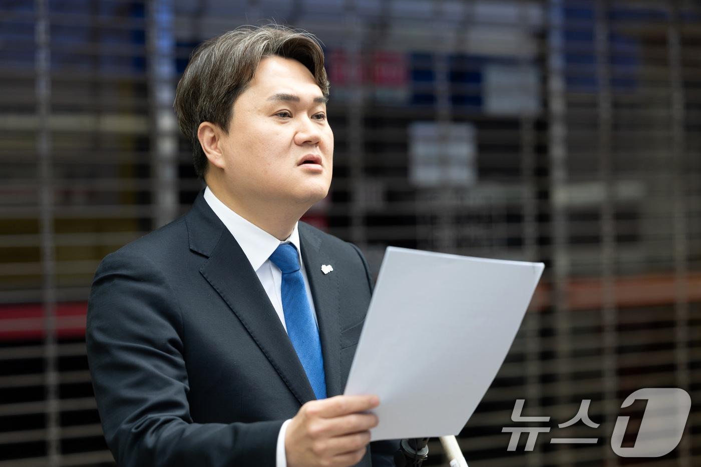 본문 이미지 - 더불어민주당 성남시장 경선에서 컷오프(공천배제) 된 김지호 전 대변인이 지난 22일 서울 여의도 중앙당사 앞에서 기자회견을 열고 단수 공천된 김병욱 당 성남시장 후보에 대한 재검증을 촉구하고 있다. 2026.3.22 ⓒ 뉴스1 이승배 기자