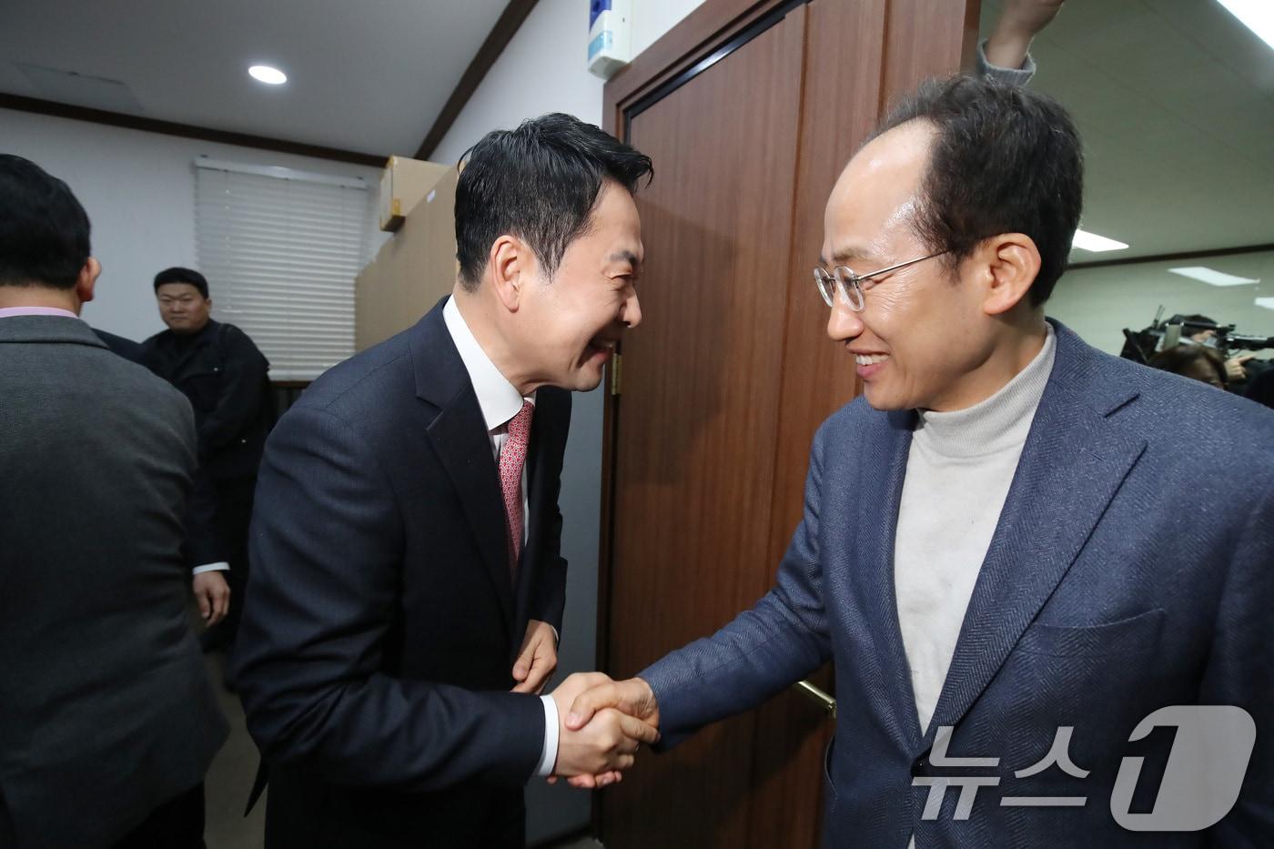 본문 이미지 - 장동혁(왼쪽) 국민의힘 대표가 22일 오전 대구 수성구 국민의힘 대구시당에서 열린 긴급 회의에 참석해 추경호 의원과 인사 나누고 있다. 2026.3.22 ⓒ 뉴스1 공정식 기자