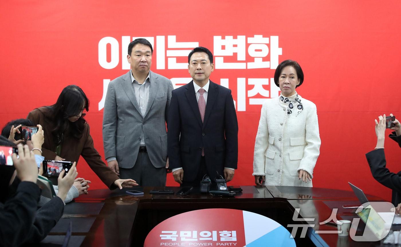 본문 이미지 - 장동혁 국민의힘 대표가 22일 오전 대구 수성구 국민의힘 대구시당에서 지역 의원들과 가진 비공개 회의를 마친 뒤 취재진 질문에 답하고 있다. 2026.3.22 ⓒ 뉴스1 공정식 기자