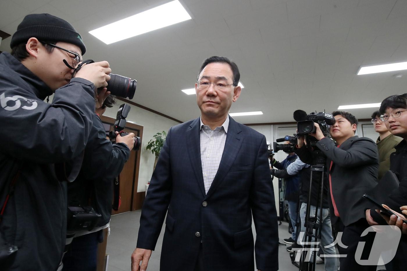 본문 이미지 - 주호영 국민의힘 의원이 22일 오전 대구 수성구 국민의힘 대구시당에서 장동혁 대표 주재로 열린 비공개 회의를 마친 뒤 회의실을 나서고 있다. 2026.3.22 ⓒ 뉴스1 공정식 기자