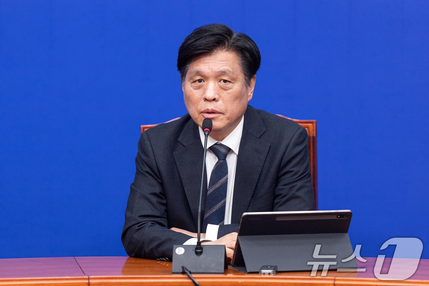 본문 이미지 - 조승래 더불어민주당 사무총장이 22일 서울 여의도 국회에서 열린 기자간담회에서 발언하고 있다. 2026.3.22 ⓒ 뉴스1 이승배 기자