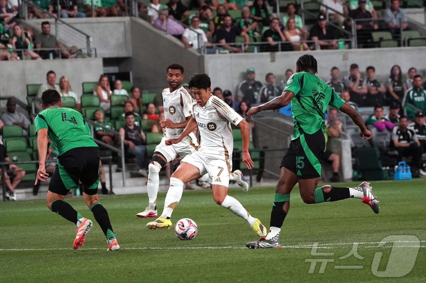 본문 이미지 - LA FC의 손흥민(가운데) ⓒ 로이터=뉴스1