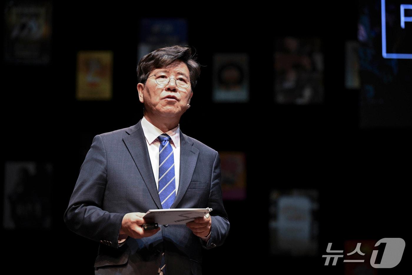 본문 이미지 - 경기아트센터가 지난해 12월 개최한 'G-ARTS 프리뷰 컨퍼런스'에서 김상회 사장이 새로운 브랜드를 발표하고 있다.(경기아트센터 제공. 재판매 및 DB금지)/뉴스1