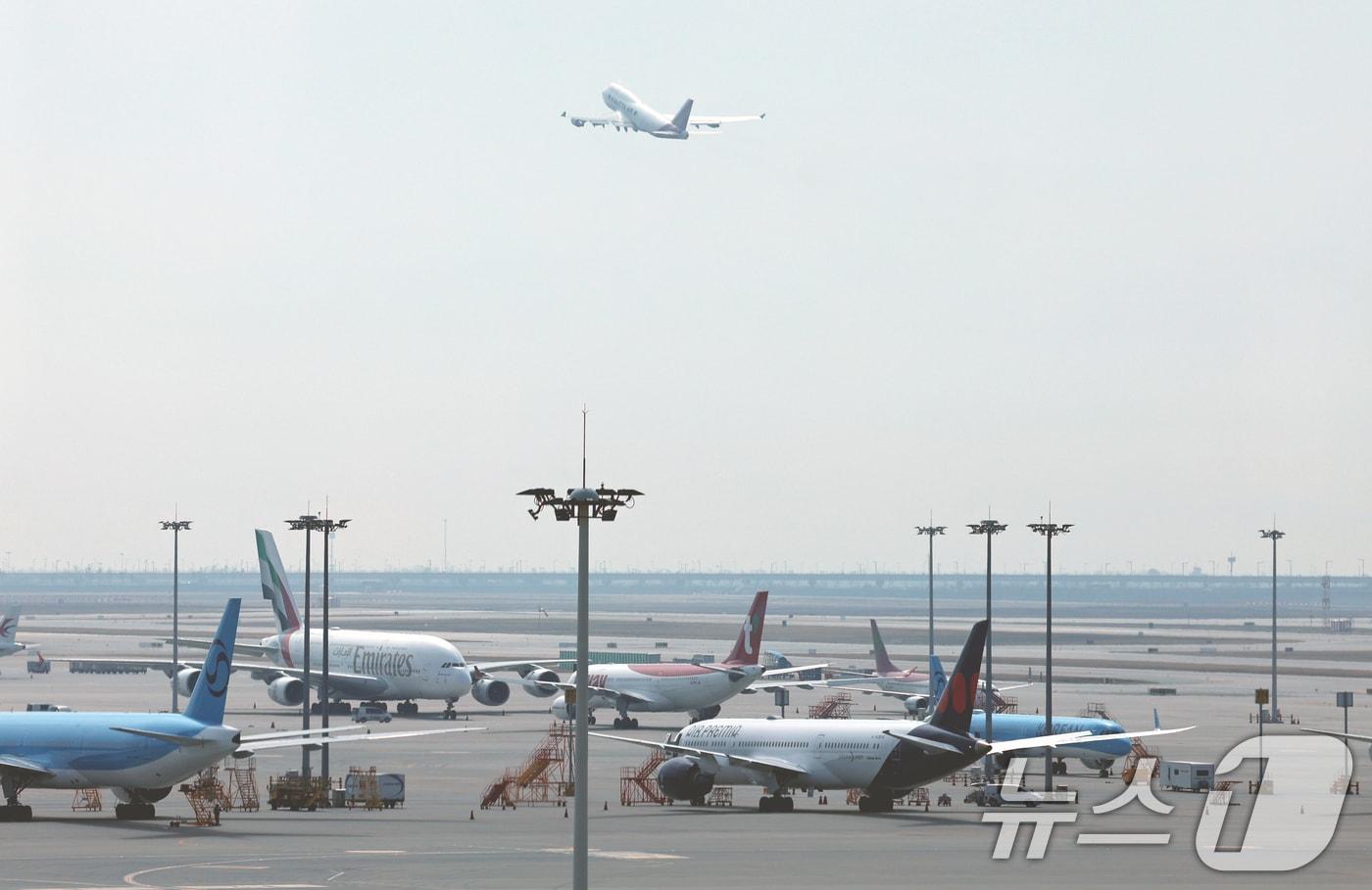 본문 이미지 - 중동 사태로 국제유가와 환율이 오르면서 국내 주요 항공사들이 4월 발권하는 항공권에 붙는 유류할증료를 최대 3배 이상 올릴 방침이다. 사진은 22일 인천국제공항 계류장의 모습.. 2026.3.22 ⓒ 뉴스1 구윤성 기자