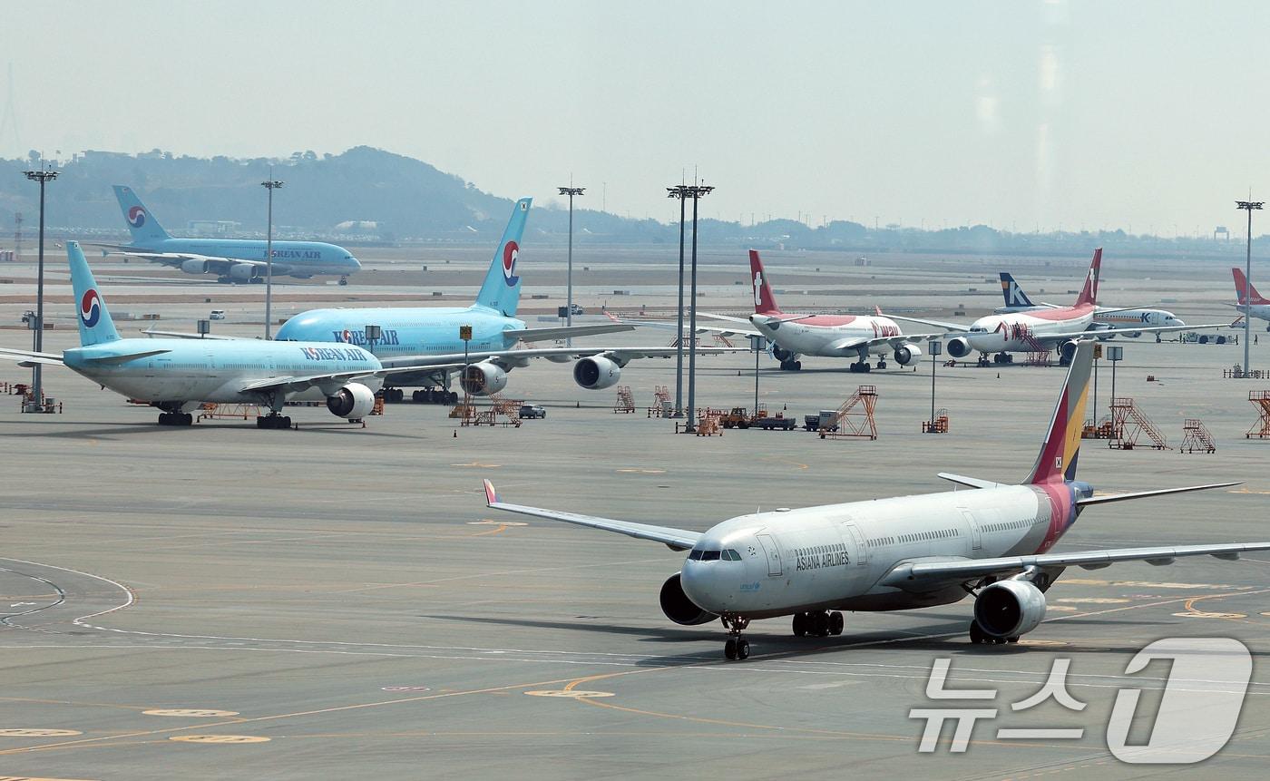 본문 이미지 - 인천국제공항 계류장의 모습. 2026.3.22 ⓒ 뉴스1 구윤성 기자