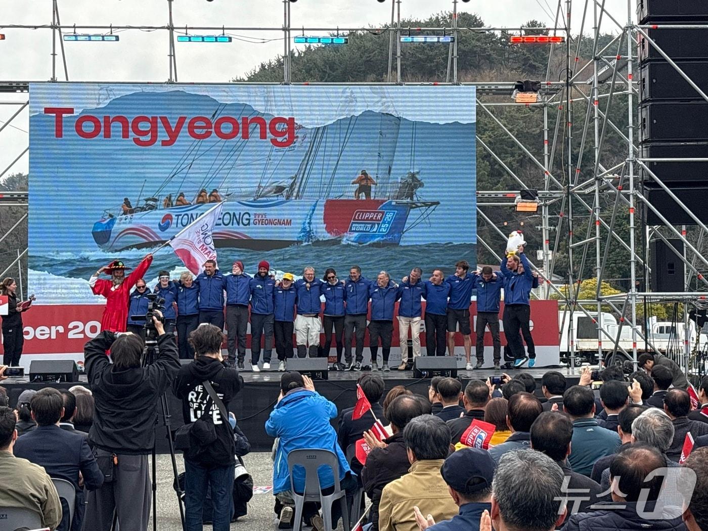본문 이미지 - 22일 경남 통영시 도남관광지 일원에서 열린 '2025-26 클리퍼 세계일주 요트대회' 출항식에서 경남통영호 선수들이 무대 인사를 하고 있다.2026.03.22/뉴스1 강미영기자