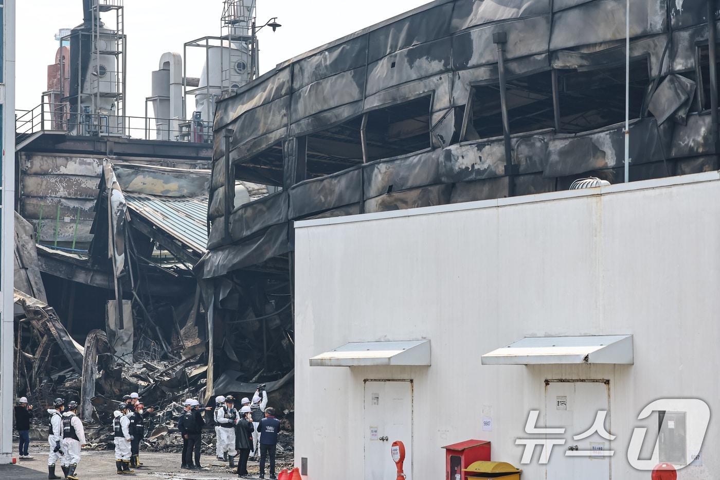 본문 이미지 - 22일 대형 화재로 인명피해가 발생한 대전 대덕구 자동차부품 제조 공장에서 경찰, 소방, 안전보건공단 등 관계자들이 현장을 살펴보고 있다. 2026.3.22 ⓒ 뉴스1 김도우 기자