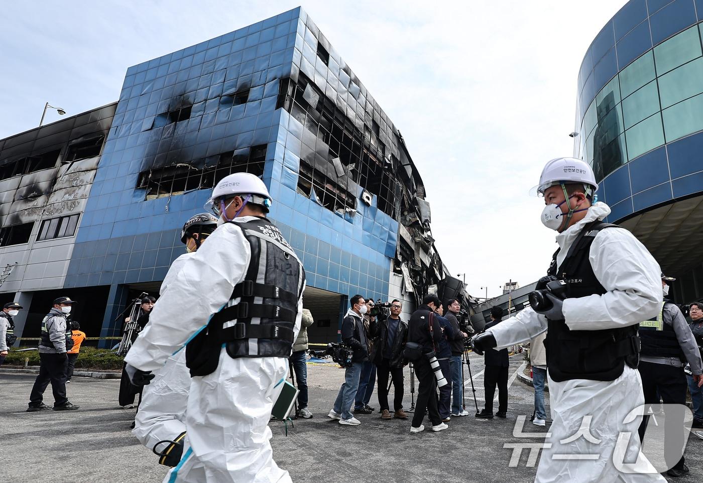 본문 이미지 - 22일 대형 화재로 인명피해가 발생한 대전 대덕구 자동차 부품 제조 공장에서 안전보건공단 등 관계자들이 현장을 살펴본 후 나서고 있다. 2026.3.22 ⓒ 뉴스1 김도우 기자