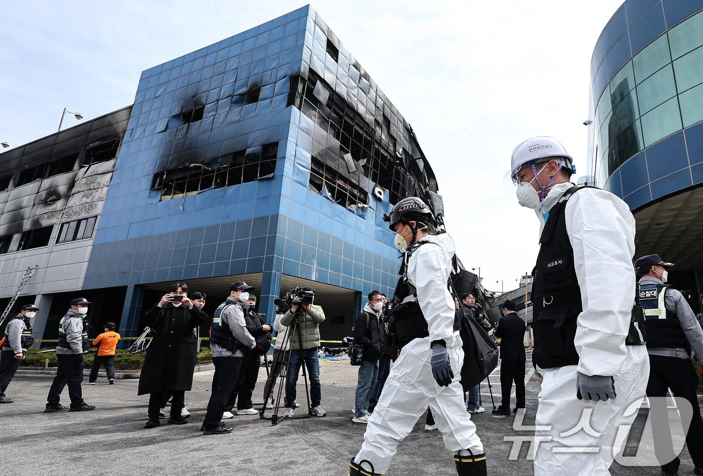 본문 이미지 - 22일 대형 화재로 인명피해가 발생한 대전 대덕구 자동차 부품 제조 공장에서 안전보건공단 등 관계자들이 현장을 살펴본 후 나서고 있다. 2026.3.22 ⓒ 뉴스1 김도우 기자