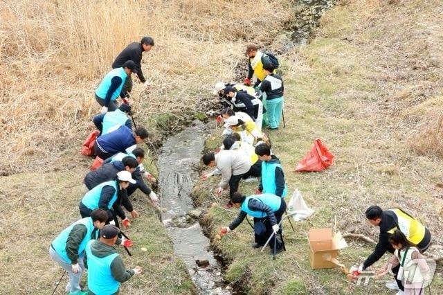 본문 이미지 - 강원 인제군 26개 단체 회원들이 22일 세계 물의 날을 맞아 인제 앞강에서 대규모 환경 정화 활동을 펼쳤다.(인제군 제공. 재판매 및 DB금지)/뉴스1