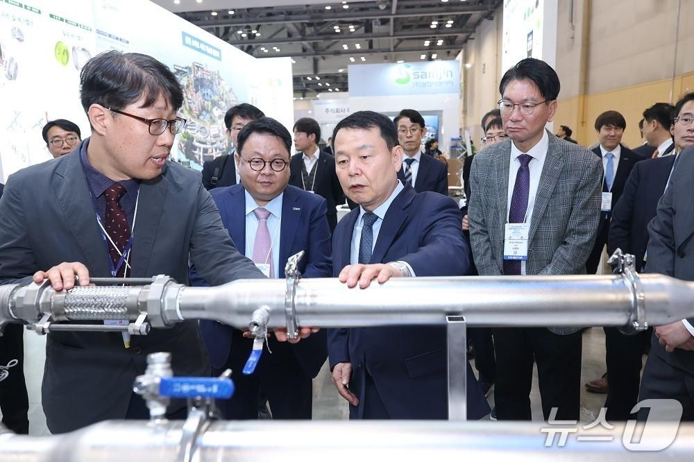 본문 이미지 - 윤석대 한국수자원공사 사장(사진 가운데)이 동반 참가 기업 관계자로부터 수처리 설비(스마트 여과 드레인 시스템)에 대한 설명을 듣고 있다. (한국수자원공사 제공.재판매 및 DB금지)/뉴스1