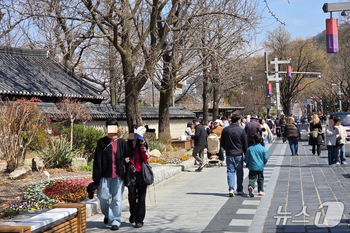 본문 이미지 - 22일 오전 11시께 전북 전주시 덕진구 한옥마을에서 시민과 나들이객들이 길을 걷고 있다.2026.3.22/뉴스1 문채연 기자