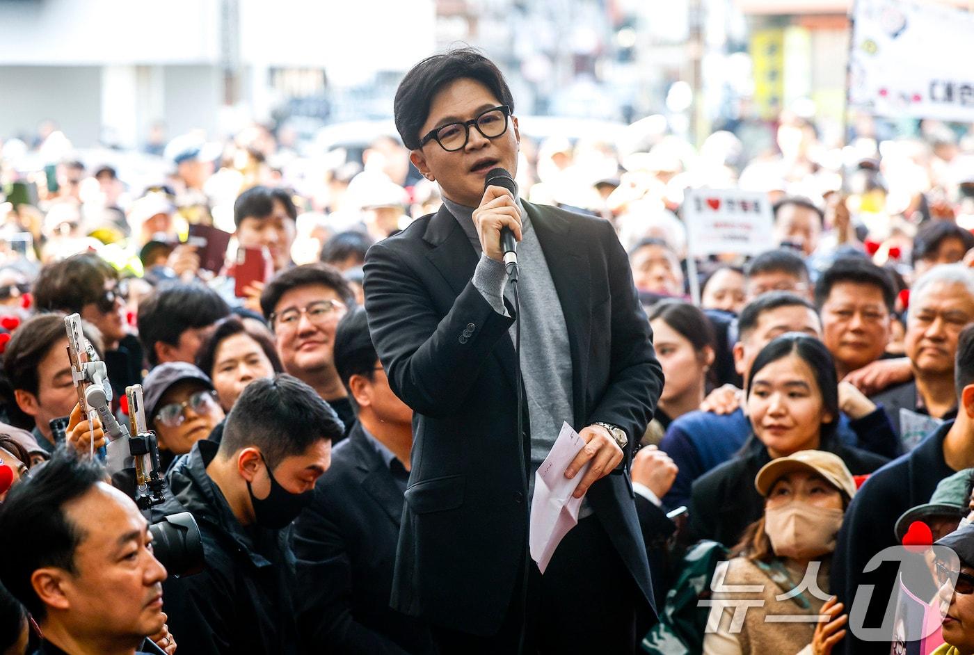 본문 이미지 - 한동훈 전 국민의힘 대표가 22일 서울 동대문구 경동시장을 찾아 지지자들 앞에서 연설하고 있다. (공동취재) 2026.3.22 ⓒ 뉴스1 이호윤 기자