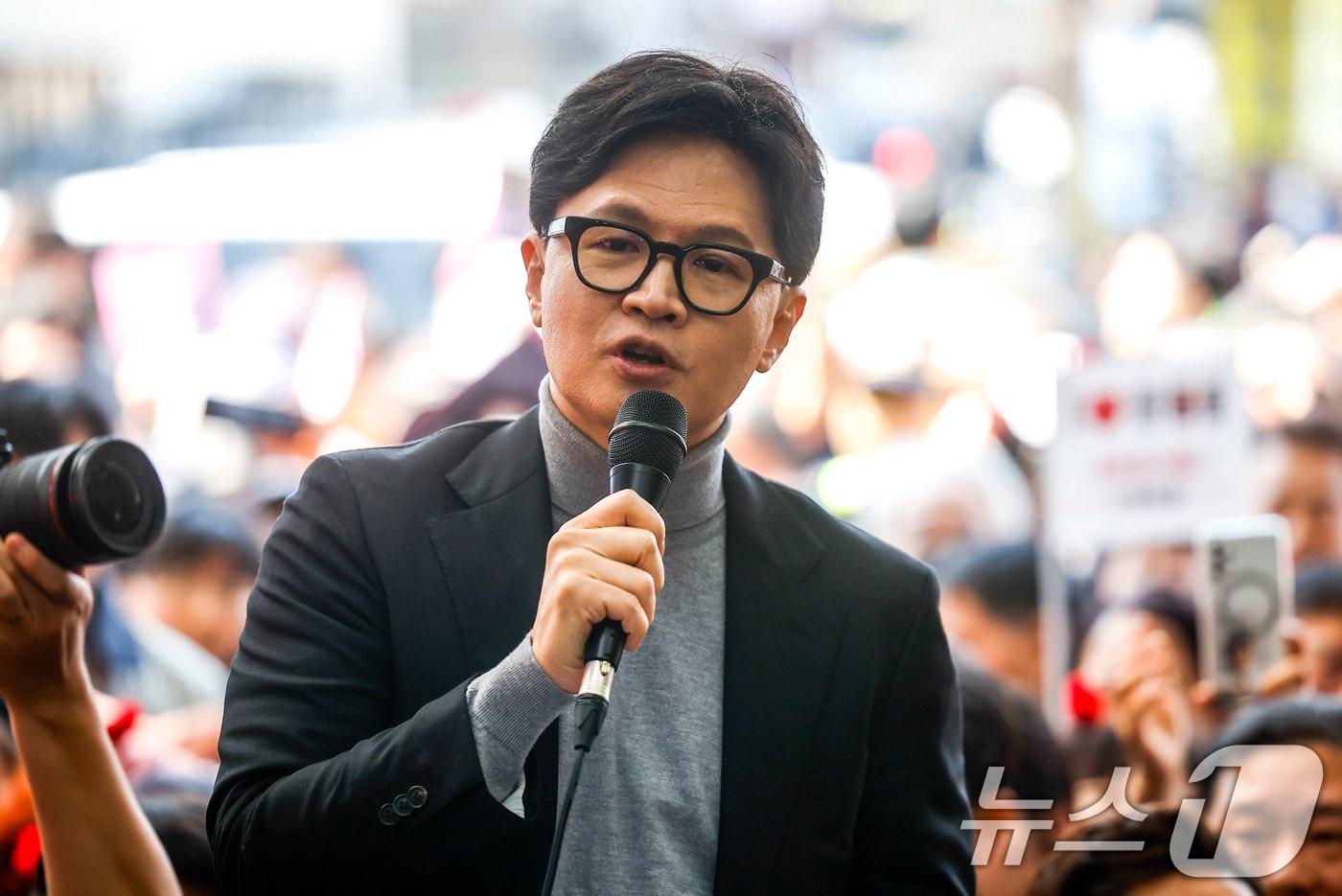 본문 이미지 - 한동훈 전 국민의힘 대표가 22일 서울 동대문구 경동시장을 찾아 지지자들 앞에서 연설하고 있다. (공동취재) 2026.3.22 ⓒ 뉴스1 최지환 기자