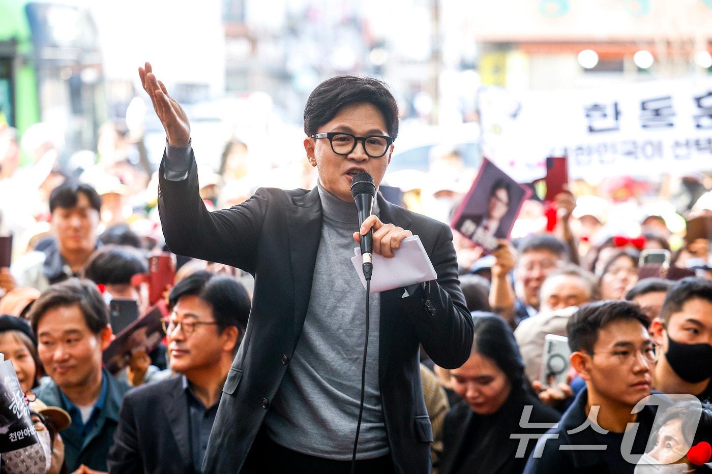 본문 이미지 - 한동훈 전 국민의힘 대표가 22일 서울 동대문구 경동시장을 찾아 지지자들 앞에서 연설하고 있다. (공동취재) 2026.3.22 ⓒ 뉴스1 최지환 기자