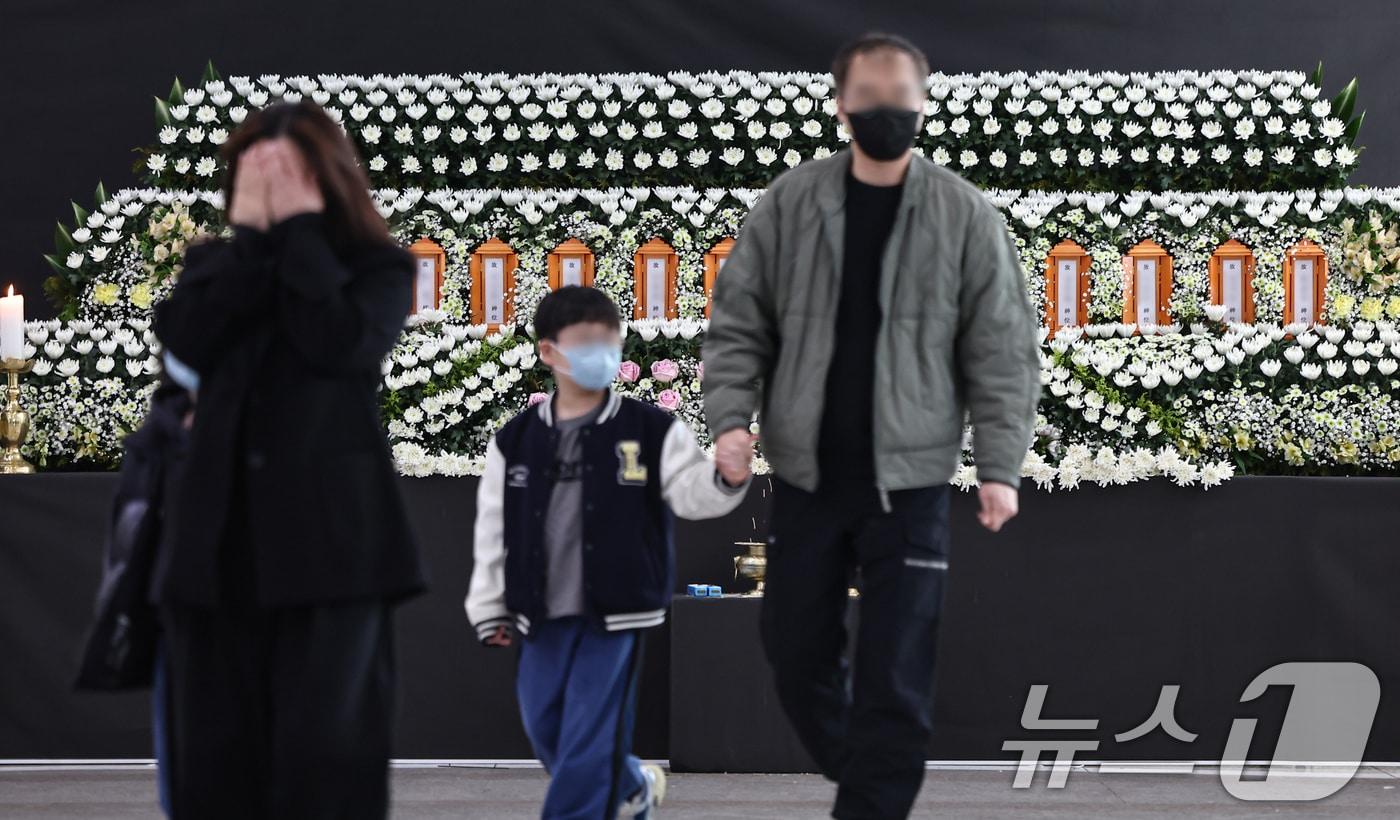 본문 이미지 - 22일 대전시청에 마련된 대전 안전공업 화재 희생자 합동분향소에서 시민들이 조문을 하고 있다. 2026.3.22 ⓒ 뉴스1 김도우 기자