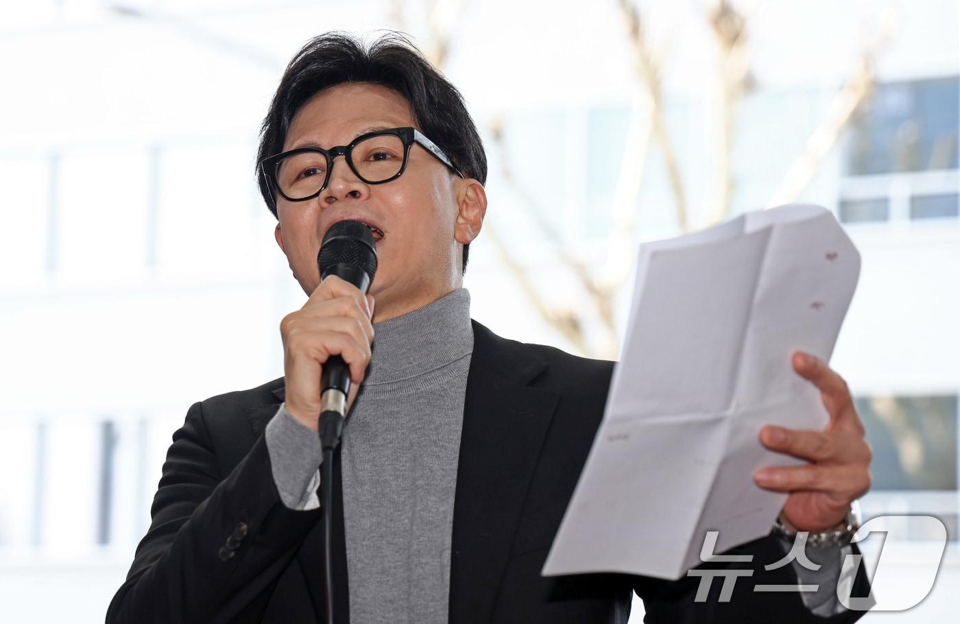 본문 이미지 - 한동훈 전 국민의힘 대표가 지난달 22일 오후 서울 동대문구 경동시장을 방문해 지지자들 앞에서 연설하고 있다. 2026.3.22 ⓒ 뉴스1 최지환 기자