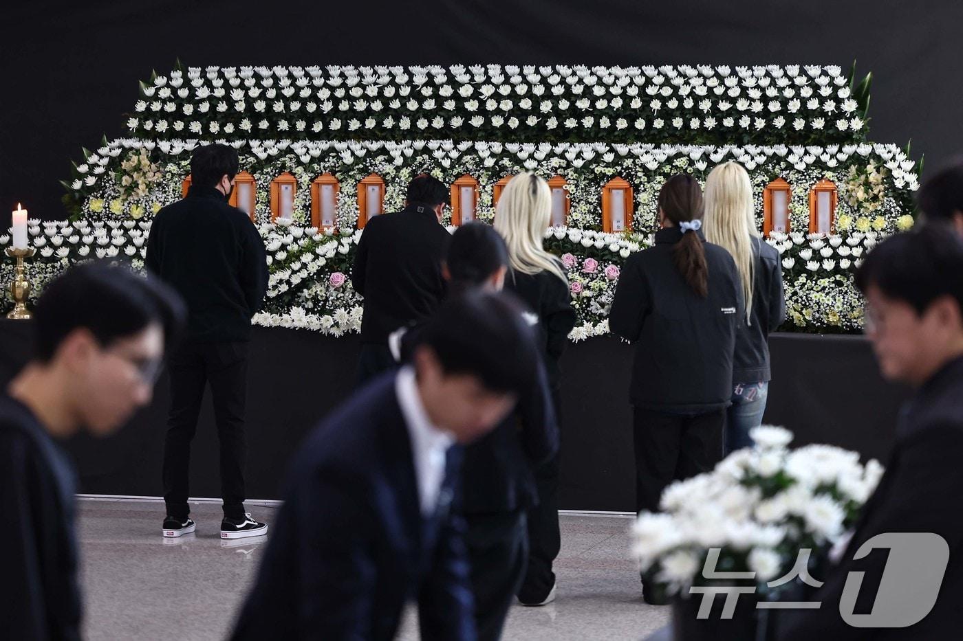 본문 이미지 - 22일 대전시청에 마련된 대전 안전공업 화재 희생자 합동분향소에서 시민들이 조문을 하고 있다. 2026.3.22 ⓒ 뉴스1 김도우 기자