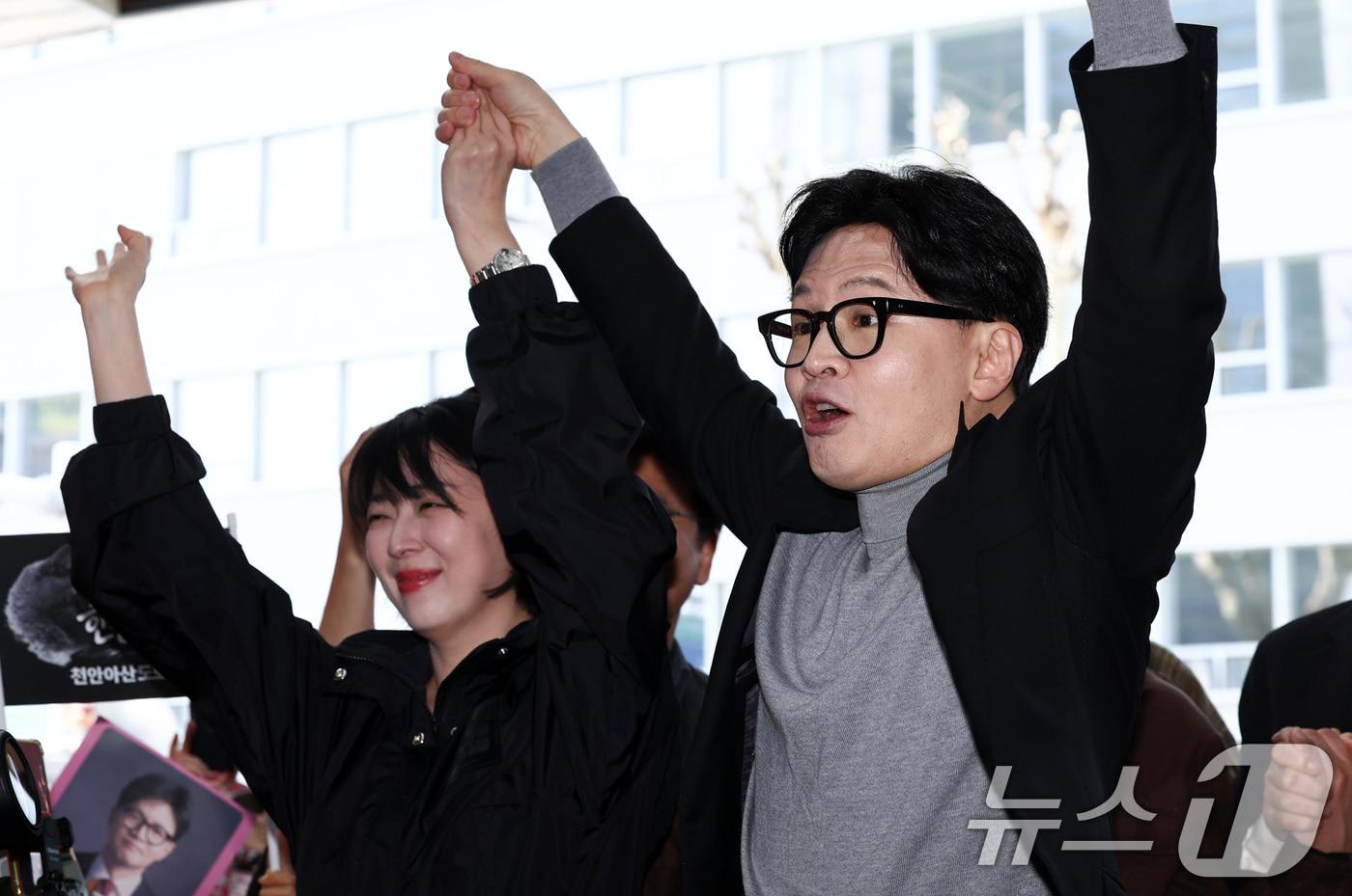 본문 이미지 - 한동훈 전 국민의힘 대표가 지난 3월 22일 오후 서울 동대문구 경동시장을 방문해 배현진 국민의힘 의원과 함께 지지자들에게 인사하고 있는 모습. 2026.3.22 ⓒ 뉴스1 최지환 기자