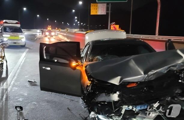 본문 이미지 - 지난 21일 오후 7시 47분께 완주군 상관면 의암리 익산장수고속도로 장수방향 25.2km 계민 1교 부근에서 BMW 승용차가 중앙분리대를 들이받는 사고가 발생했다.(전북소방본부 제공, 재판매 및 DB 금지)/뉴스1
