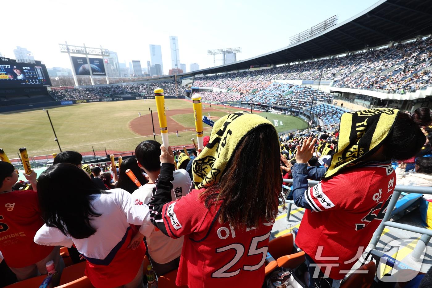 본문 이미지 - 22일 오후 서울 송파구 잠실야구장에서 열린 2026 신한 SOL KBO리그 두산 베어스와 KIA 타이거즈의 시범경기에서 KIA 팬들이 열띤 응원을 펼치고 있다. 이날 경기는 2만3285석이 매진됐다. 2026.3.22 ⓒ 뉴스1 김민지 기자