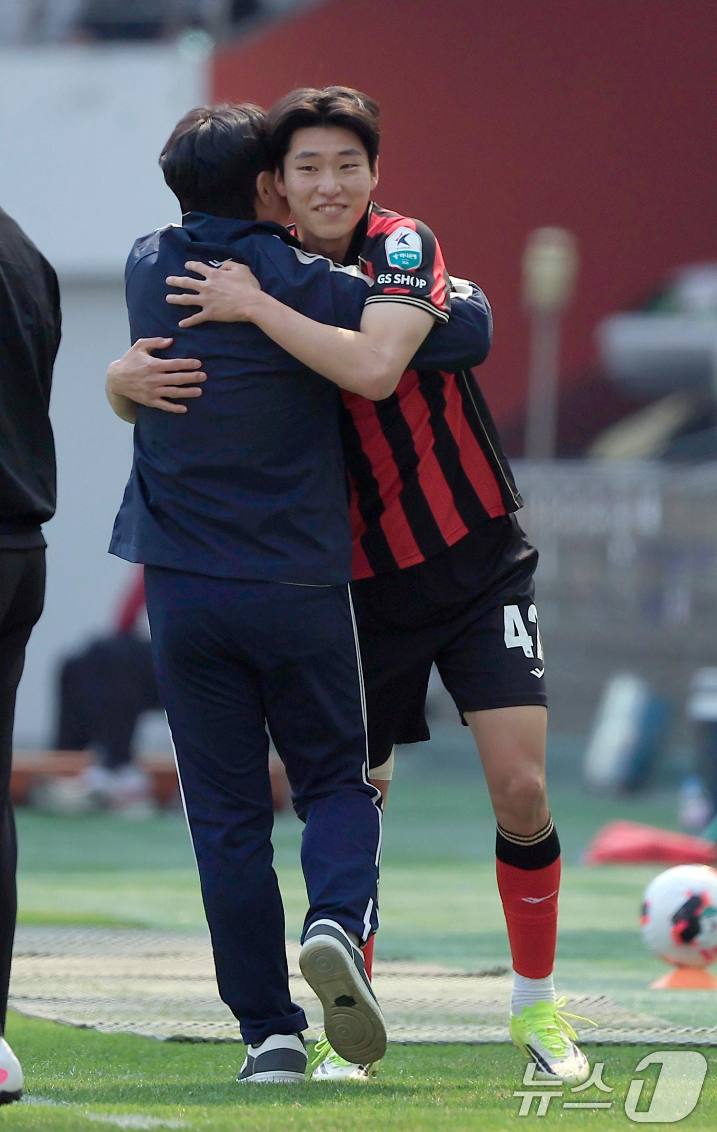 본문 이미지 - 22일 오후 서울시 마포구 월드컵로 서울월드컵경기장에서 열린 하나은행 K리그1 2026 5라운드 FC서울과 광주FC의 경기에서 전반 선제골을 넣은 서울 손정범이 김기동 감독과 기쁨을 나누고 있다. 2026.3.22 ⓒ 뉴스1 박정호 기자