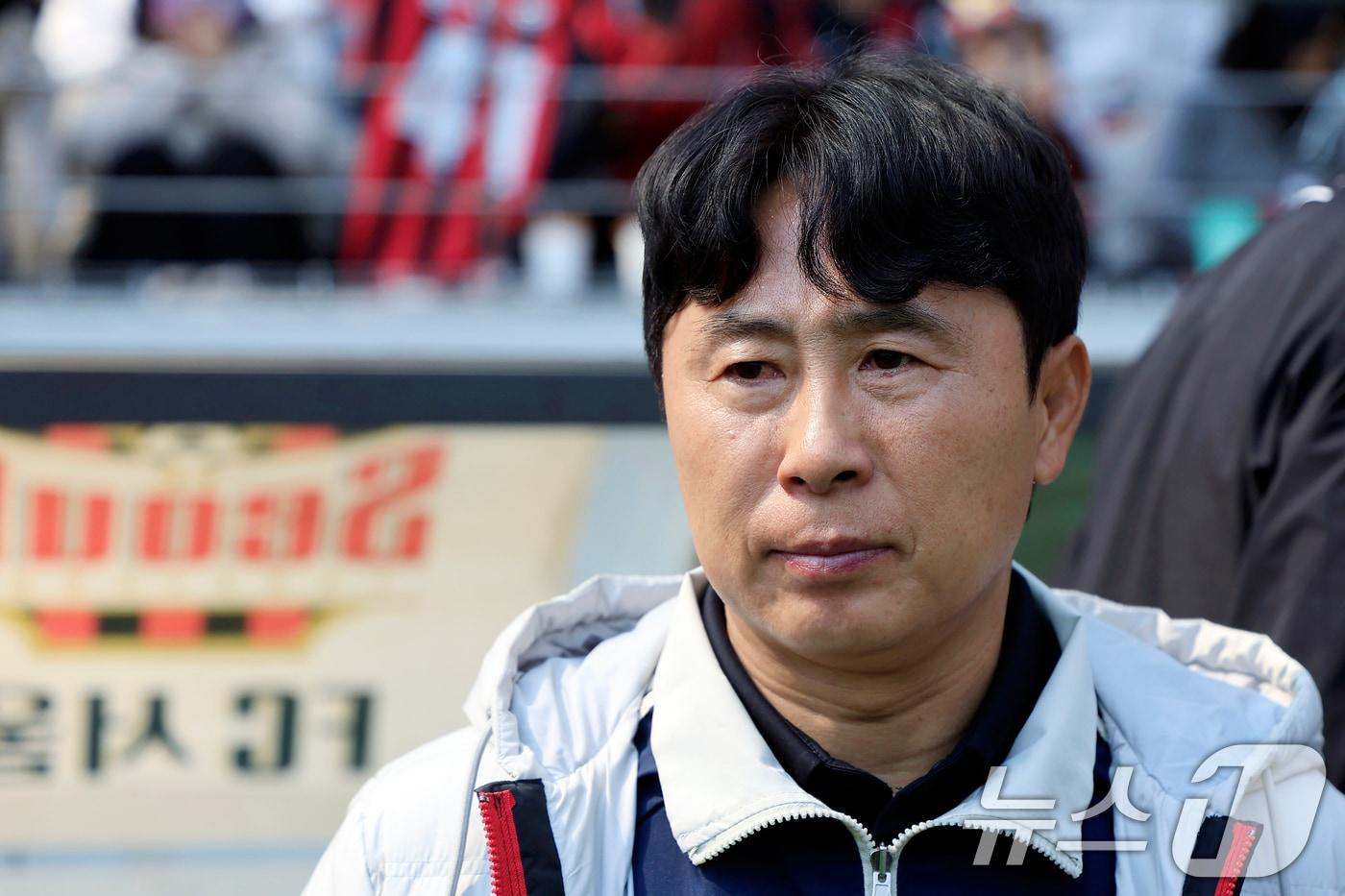 본문 이미지 - 김기동 FC서울 감독이 22일 오후 서울시 마포구 월드컵로 서울월드컵경기장에서 열린 하나은행 K리그1 2026 5라운드 FC서울과 광주FC의 경기에서 피치를 바라보고 있다. 2026.3.22 ⓒ 뉴스1 박정호 기자