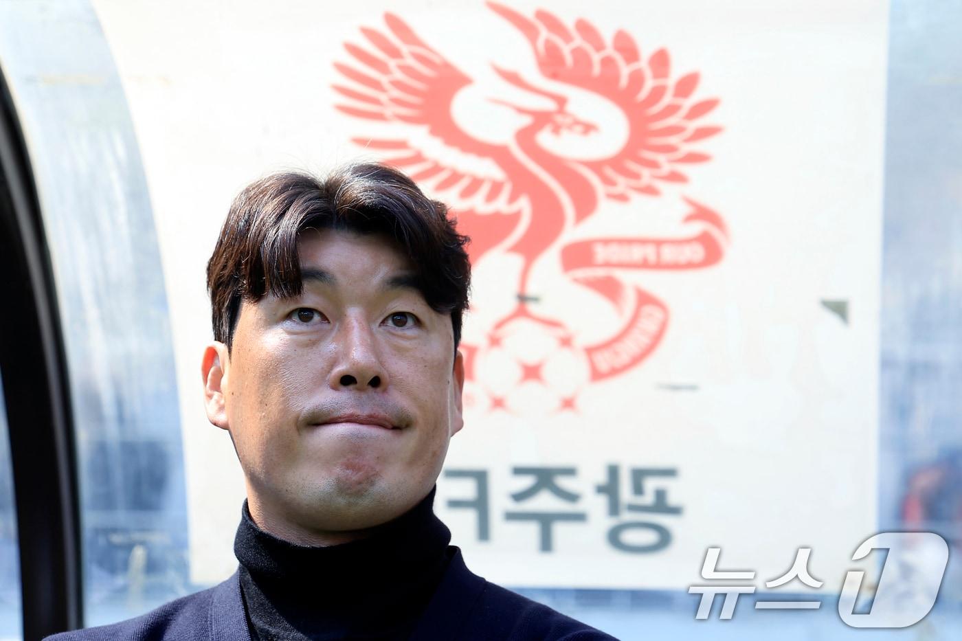 본문 이미지 - 이정규 광주FC 감독이 22일 오후 서울시 마포구 월드컵로 서울월드컵경기장에서 열린 하나은행 K리그1 2026 5라운드 FC서울과 광주FC의 경기에서 피치를 바라보고 있다. 2026.3.22 ⓒ 뉴스1 박정호 기자