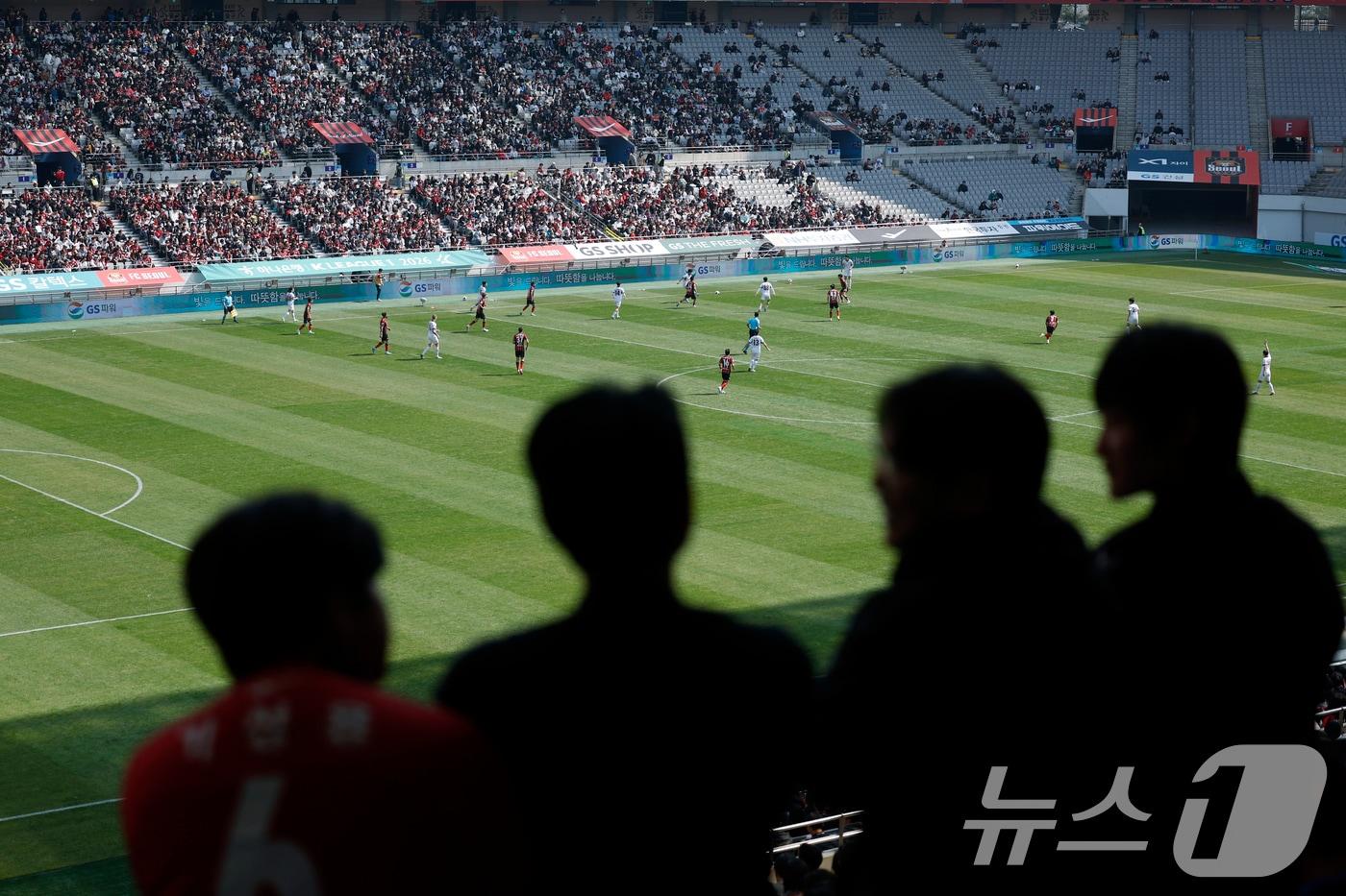본문 이미지 - 사진은 서울시 마포구 월드컵로 서울월드컵경기장에서 열린 하나은행 K리그1 2026 5라운드 FC서울과 광주FC의 경기를 찾은 관중들이 열띤 응원을 펼치고 있는  모습이다. 2026.3.22 ⓒ 뉴스1 박정호 기자