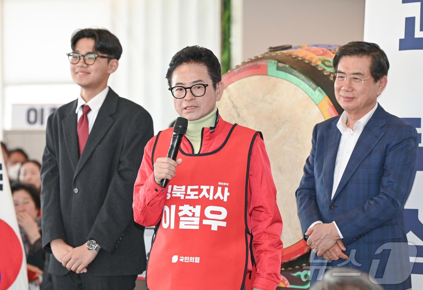 본문 이미지 - 이철우 경북지사 예비후보는 22일 17세 청소년을 선대위원장과 20세 이상 청년 선대 위원장 5명을 발탁하는 등 미래세대를 전면에 내세운 선거대책위원회 인선을 발표했다.사진은 박규목,이철우,김성조/뉴스1