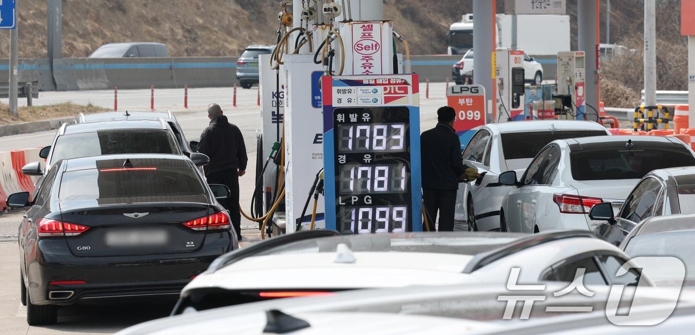 본문 이미지 - 경기 용인시 처인구 영동고속도로 용인휴게소(인천방향) 주유소에서 시민들이 주유를 하고 있는 모습. (자료사진) ⓒ 뉴스1 김영운 기자