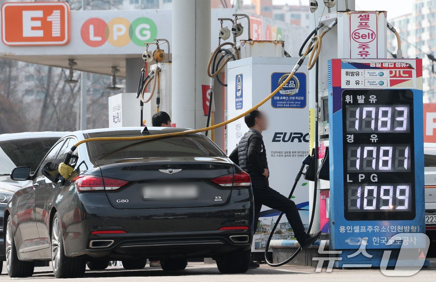 본문 이미지 - 사진은 22일 경기 용인시 처인구 영동고속도로 용인휴게소(인천방향) 주유소에서 시민들이 주유를 하고 있는 모습. 2026.3.22 ⓒ 뉴스1 김영운 기자