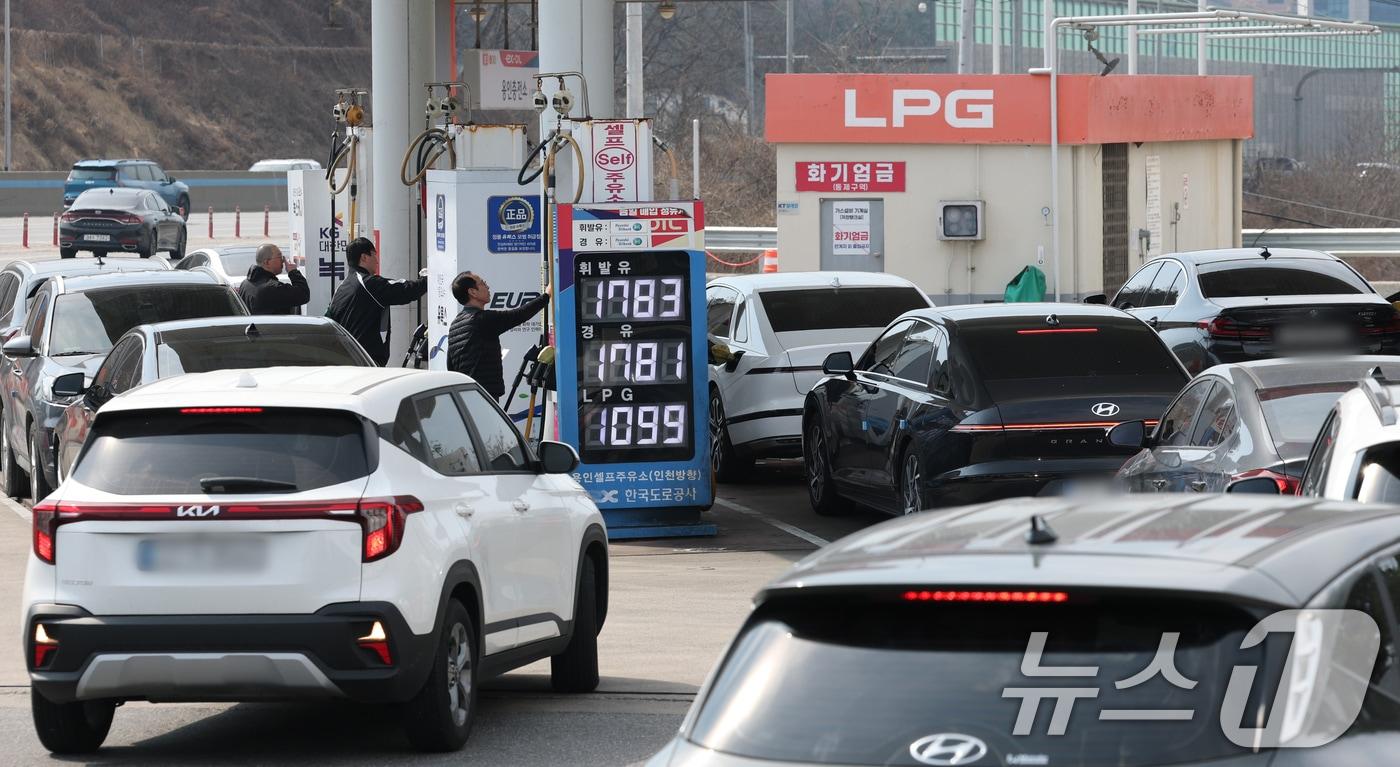 본문 이미지 - 석유 최고가격제가 시행된 첫 주, 전국 주유소의 기름값이 크게 하락했다. 한국석유공사 유가정보시스템 오피넷에 따르면 3월 셋째 주(15~19일) 전국 주유소 휘발유 평균 판매가는 전주 대비 L당 72.3원 내린 1829.3원을 기록했다. 경유 평균 판매 가격은 전주보다 96.5원 하락한 1828.0원으로, 휘발유보다 더 큰 낙폭을 보였다. 사진은 22일 경기 용인시 처인구 영동고속도로 용인휴게소(인천방향) 주유소에서 시민들이 주유를 하고 있는 모습. 2026.3.22 ⓒ 뉴스1 김영운 기자