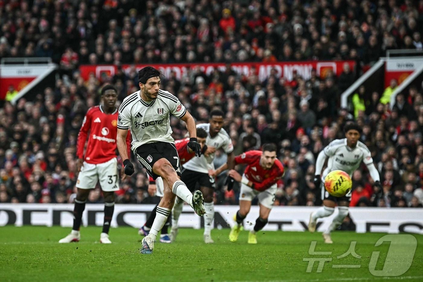 본문 이미지 - 페널티킥을 성공하는 라울 히메네스 ⓒ AFP=뉴스1