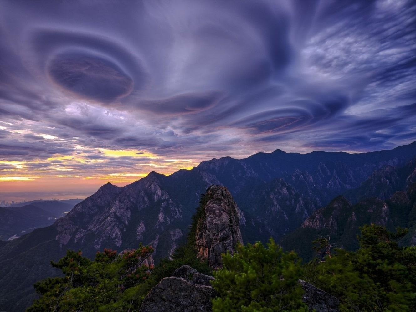 본문 이미지 -  제43회 기상기후 시잔·콘텐츠 공모전 대상작인 석기철 작 '구름이 빚은 소용돌이'.(제주기상청 제공. 재판매 및 DB 금지)/뉴스1