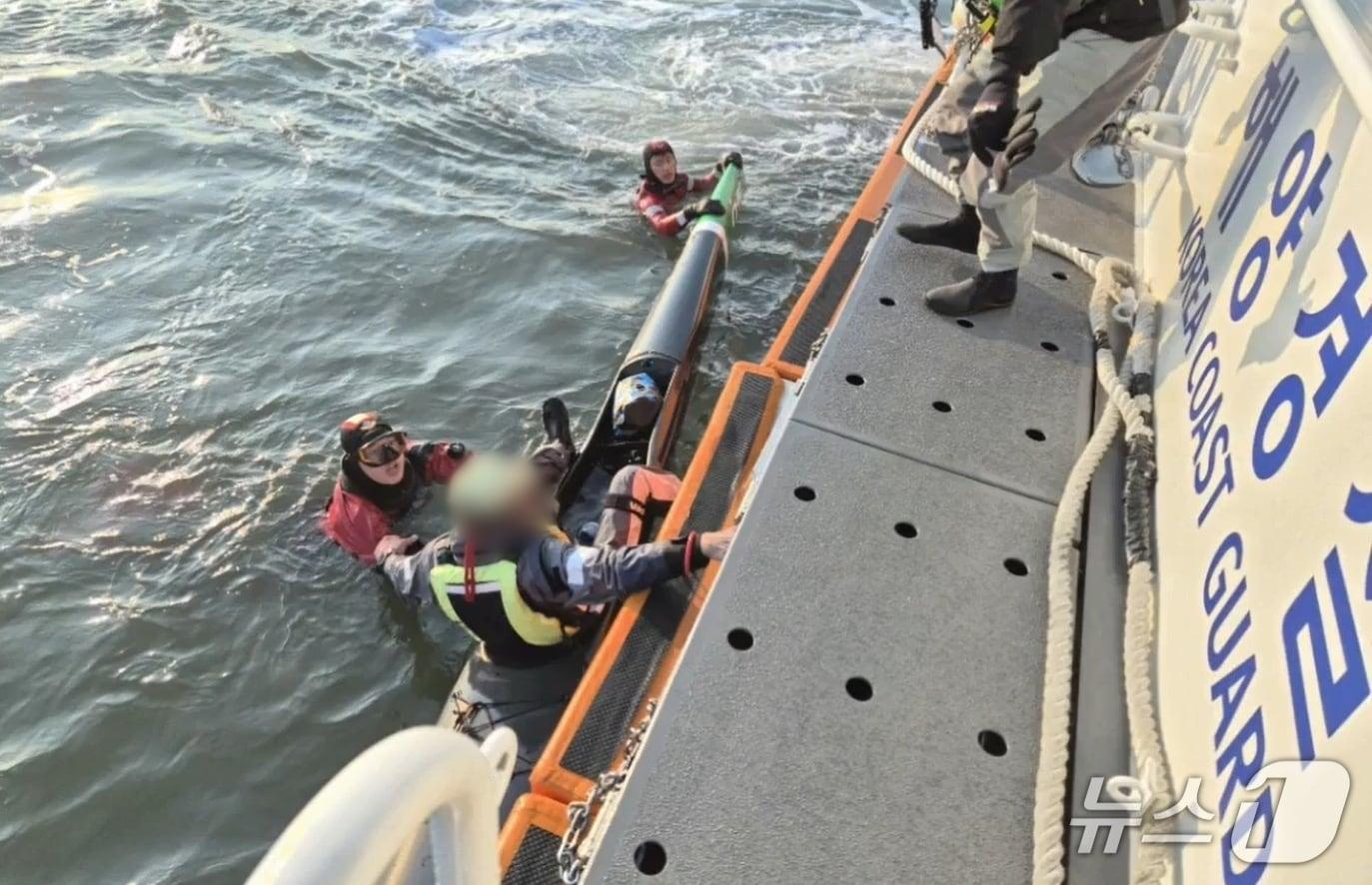 본문 이미지 - 전날 오후 4시 29분경 인천 옹진군 진두항에서 출항한 카약 4척(4명)이 풍도 인근 해상에서 돌아오던 중 김 양식장 시설에 걸렸다.(인천해양경찰서 제공. 재배포 및 DB금지)2026.3.22/뉴스1