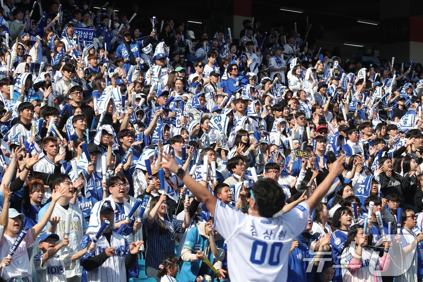 본문 이미지 - 22일 오후 대구 삼성라이온즈파크에서 열린 프로야구 '2026 신한 SOL KBO리그' LG 트윈스와 삼성 라이온즈의 시범경기, 삼성 야구팬들이 열띤 응원전을 펼치고 있다. 2026.3.22 ⓒ 뉴스1 공정식 기자