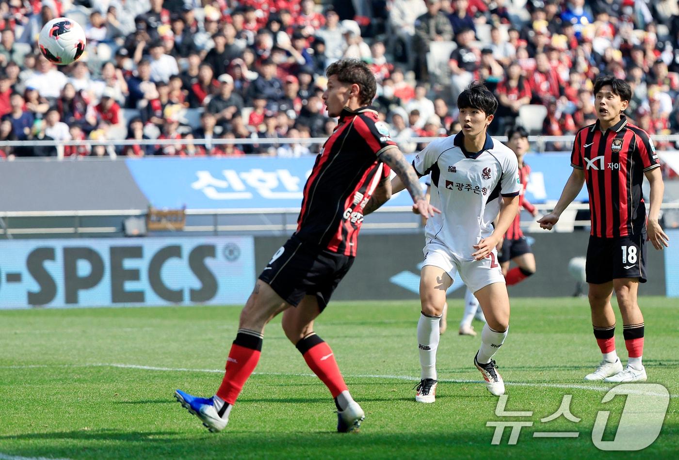 본문 이미지 - FC서울과 광주FC의 경기에서 FC서울 클리말라가 후반 추가골을 터트리고 있다. (사진은 기사와 무관) 2026.3.22 ⓒ 뉴스1 박정호 기자