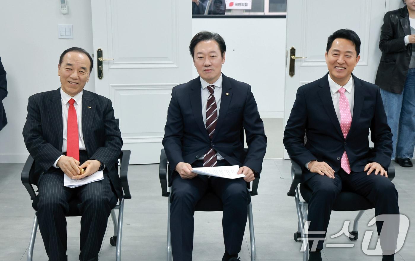 본문 이미지 - 김충환 전 강동구청장과 박수민 국민의힘 의원, 오세훈 서울시장(왼쪽부터)이 22일 오후 서울 여의도 국민의힘 중앙당사에서 열린 전국동시지방선거 서울특별시장 후보자 면접에 참석하고 있다. (공동취재) 2026.3.22 ⓒ 뉴스1 이승배 기자